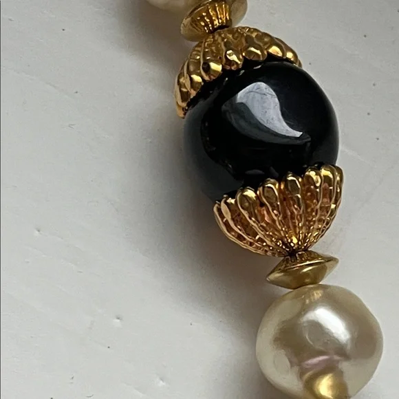 Elegant Black and Gold Beaded Necklace - Picture 5 of 8